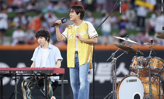 축하공연 펼치는 이무진