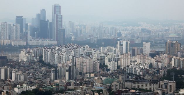 대출 규제에 '팔자' 멈춘 집주인들… 전·월세 전환 늘었다