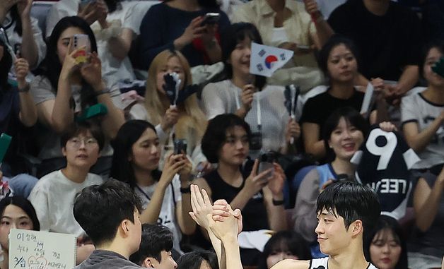 기쁨 나누는 이현중과 여준석