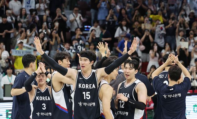 팬들에게 인사하는 대한민국 농구 대표팀