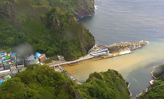 흙탕물로 변한 울릉 도동항