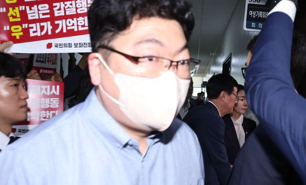 인사청문회장 입장하는 강선우 후보자