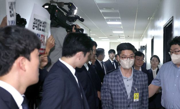 인사청문회장 입장하는 강선우 여가부 장관 후보자