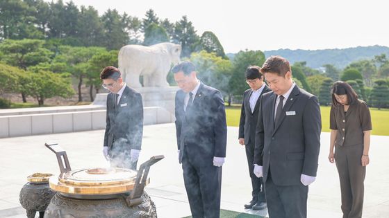 현충탑 참배하는 이희완 국가보훈부 차관