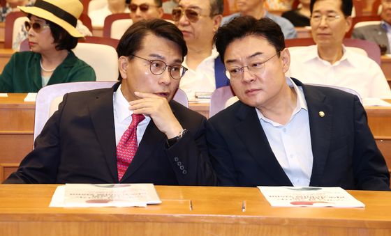 대화하는 윤상현·김성원