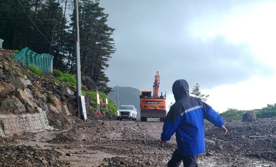 도로 통제된 울릉도 현포리 도로