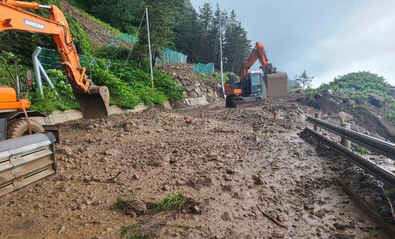 울릉도 낙석과 토사 흘러 도로 통제