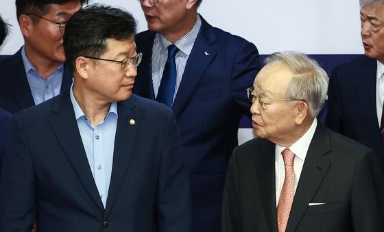 손경식 경총 회장과 대화하는 안호영 위원장