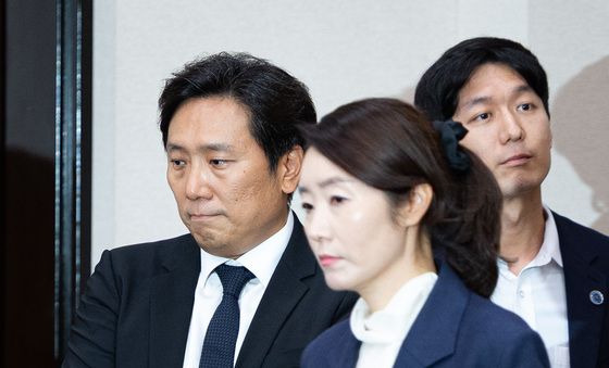 청문회 증인 앞 지나는 강선우 장관 후보자