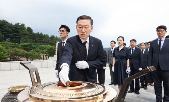이명구 관세청장, 현충원서 헌화