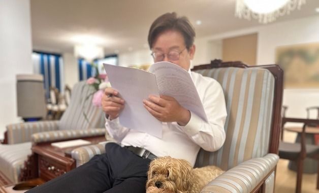 반려견 '바비'와 함께 있는 이재명 대통령