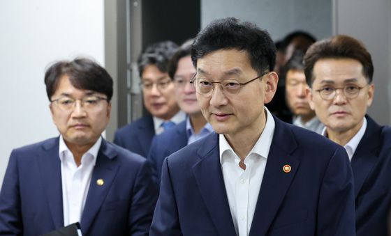 당정 간담회 입장하는 윤창렬 국무조정실장