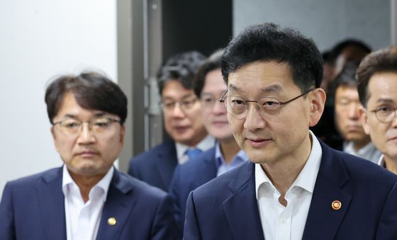 당정 간담회 입장하는 윤창렬 국무조정실장