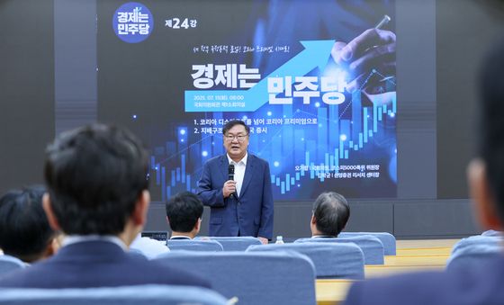 인사말하는 김태년