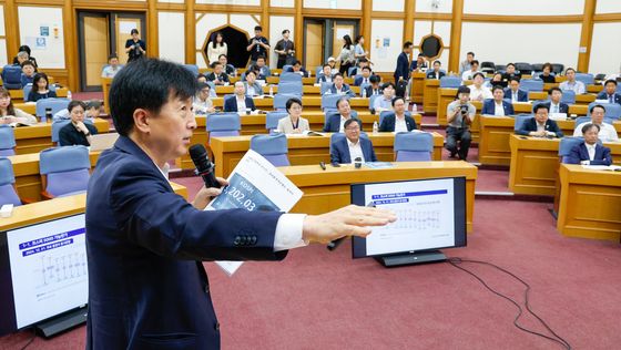 강연하는 오기형 위원장