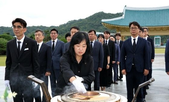 홍소영 병무청장, 현충탑서 분향