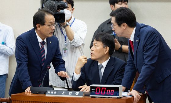 논의하는 윤한홍 정무위원장과 여야 간사