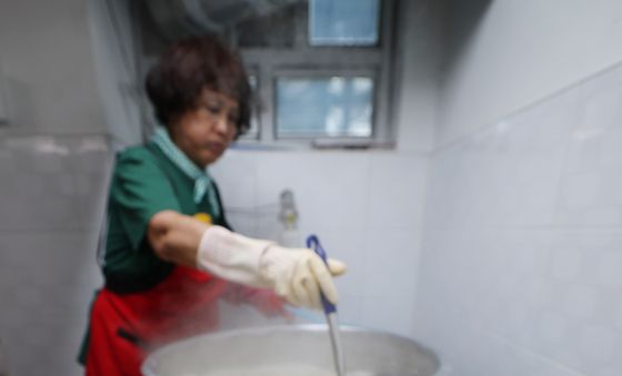 '무더운 여름 삼계탕 드시고 힘 내세요'