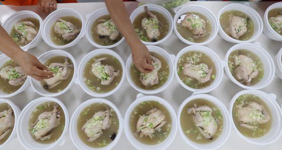 '무더운 여름 삼계탕 드시고 힘 내세요'