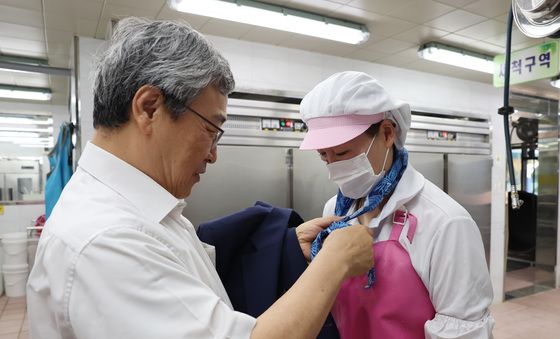 폭염 대응 냉스카프 전달하는 정근식 교육감