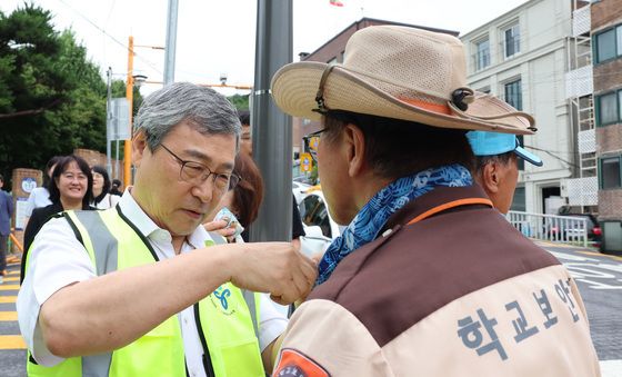 폭염 대응 냉스카프 전달하는 정근식 교육감