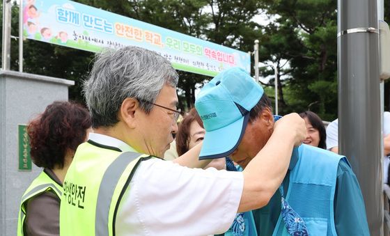 폭염 대응 냉스카프 전달하는 정근식 교육감