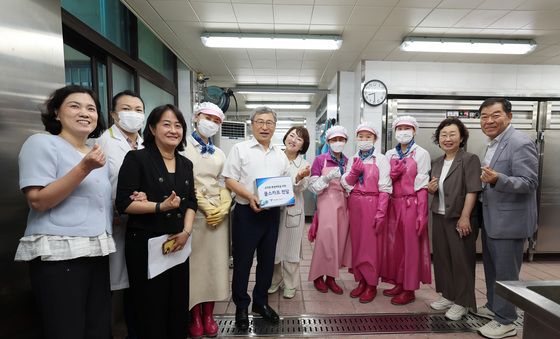 정근식 교육감, 폭염 대응 냉스카프 전달