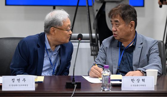 대화 나누는 정연주·한상혁