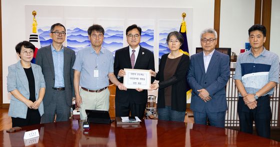 시민사회 만나 개헌 의견 전달 받은 우원식 국회의장