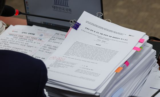 野 의원석에 놓인 이진숙 논문