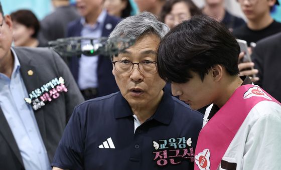 드론 조종 체험하는 정근식 교육감