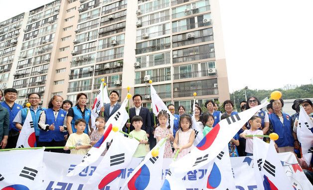 제헌절 앞두고 태극기 퍼포먼스
