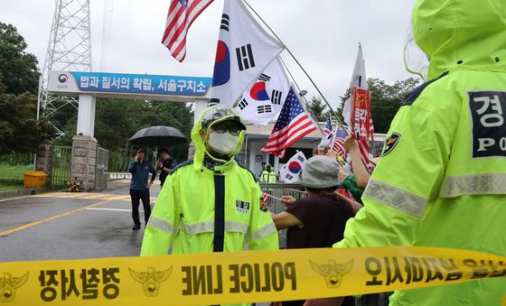 서울구치소 앞 대기하는 경찰관들