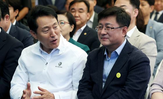 대화 나누는 오세훈 시장과 김성환 환경부 장관후보