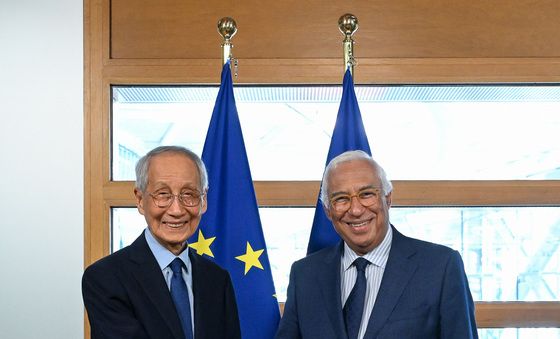 EU 정상회의 상임의장과 기념촬영하는 윤여준 단장