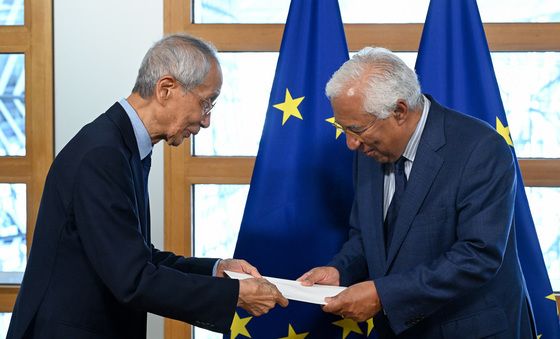 이재명 대통령 친서 전달하는 윤여준 단장