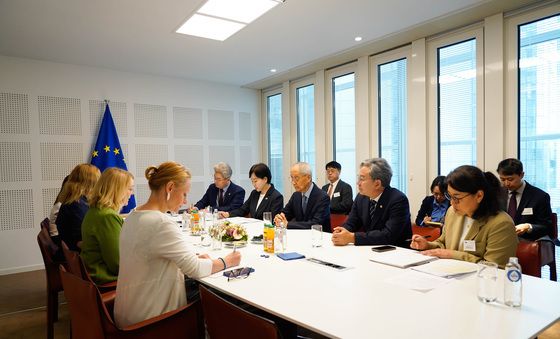 유럽의회 부의장과 면담하는 윤여준 단장