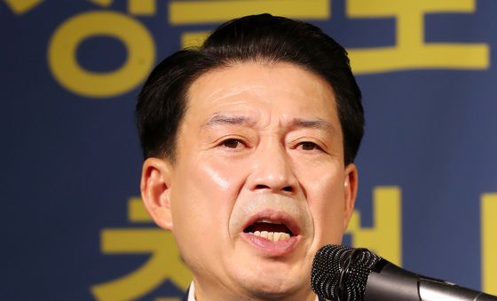 질문에 답하는 윤재호 경북상공회의소 회장