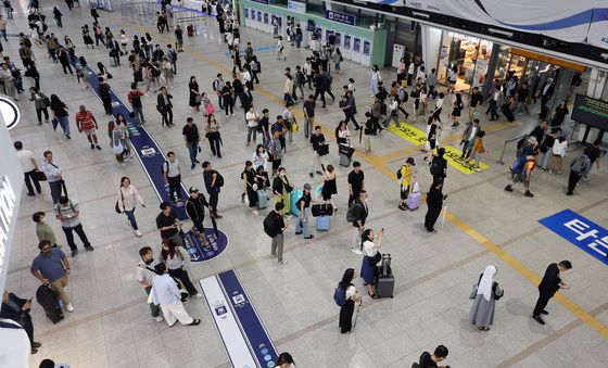 집중호우 여파에 붐비는 서울역 대합실