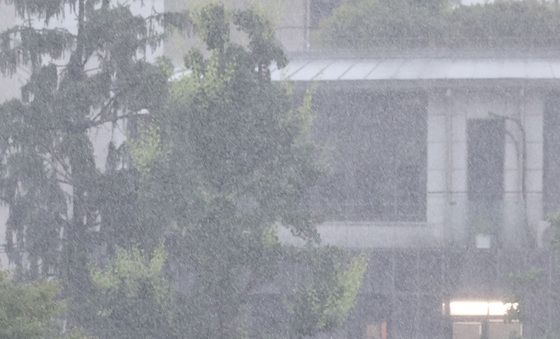 '물폭탄 떨어진 출근길'