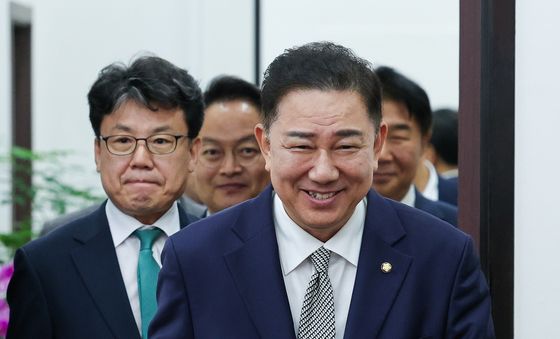 미소 지으며 입장하는 김병기 직무대행