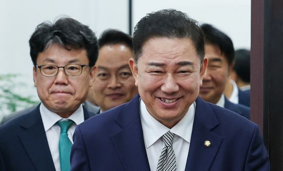 미소 지으며 입장하는 김병기 직무대행