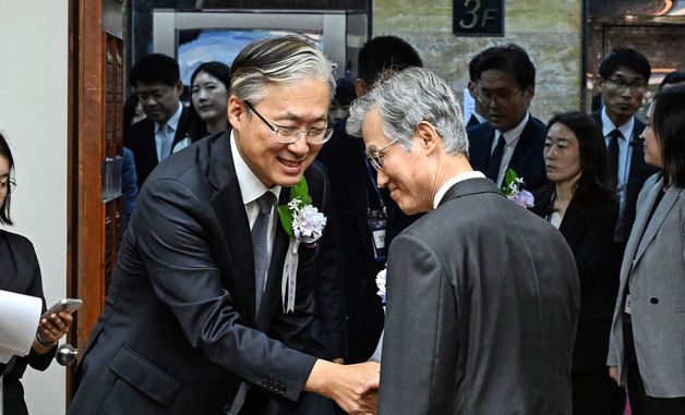 인사 나누는 조희대·김형두