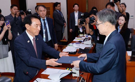 선서문 전달하는 조현 후보자