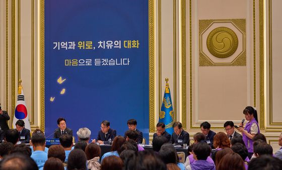 유가족 발언 경청하는 이재명 대통령