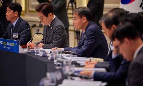 이재명 대통령, 유가족 발언 경청