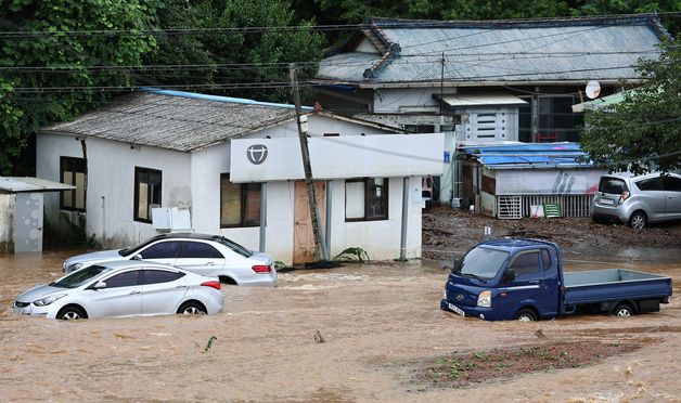 하천 범람에 침수된 마을