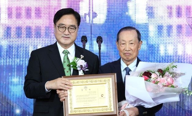 이경재 전 국회의원에게 감사패 수여하는 우원식 국회의장