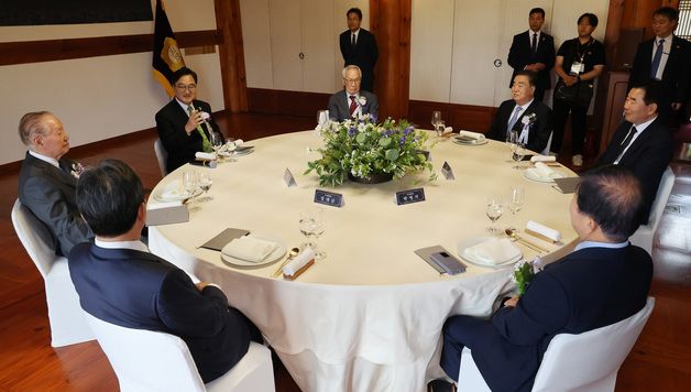 전 국회의장들과 대화하는 우원식 국회의장