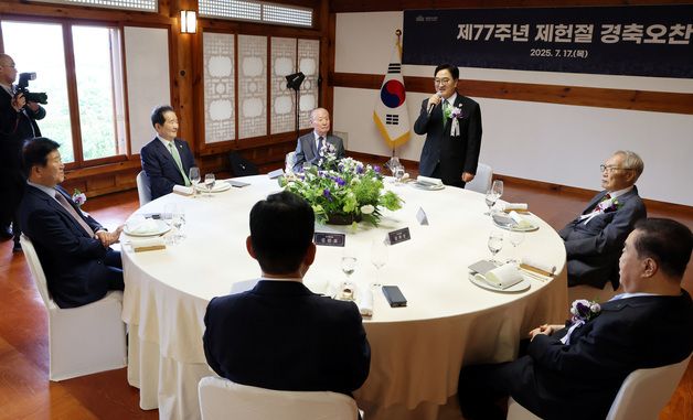 경축 오찬에서 인사말하는 우원식 국회의장